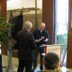 Jerry Rekom overhandigt het jubileumboek aan Harry Ruijs (foto: www.tomsschaakboeken.nl)