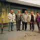 Lager Schkopau bij de Buna Werke. V.l.n.r. Ton de Jong, Teun Meerkerk, Jaap Henneman, Jan Beentjes en Ben Numan, 16 april 1991