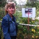 Anja van der Starre op 1 september 2013 bij het bord van het Onderduikerspad aan de Barchman Wuytierslaan in Amersfoort