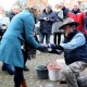 Angela Görtemöller overhandigt de Struikelsteen voor haar opa aan Gunter Demnig (6-2-2017)