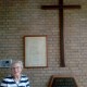 Gedenksteen voor o.a. Teus Ceelen in de voormalige HBS te Dordrecht, Teus' jongste zus staat erbij