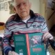 Huib Rietveld ontvangt op 10 juli 2018 ter ere van zijn 96e verjaardag het boekje Helsluis