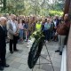 Kees Mijnster legt een krans tijdens de herdenking op 16 mei 2018 bij de plaquette aan de Grote Kerk