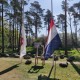 Appèlklok met de Nederlande vlag en vlag van het Rode Kruis