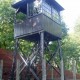 Bij de entree van Kamp Amersfoort: een origineel bewaard gebleven wachttoren (foto: augustus 2005).