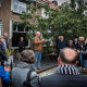Jan Zijlstra houdt een toespraak voor het huis waar zijn oom Pieter Harkema in mei 1944 woonde. Foto: Suzanne Heikoop/Het Kompas.
