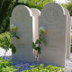Dodenherdenking 2020, roos op de oorlogsgraven van Arie de Kluijver en Gerrit de Bruin in Sliedrecht