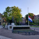 Een eenzame krans bij het oorlogsmonument in Sliedrecht, 4 mei 2020