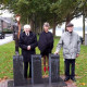 De heer Bos (l), Anja van der Starre, de heer Mijnster, op de dag van de onthulling van het monument in Sliedrecht, 3 oktober 2020