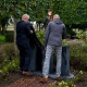 Martin en Bas Egas onthullen het monument in Hardinxveld-Giessendam
