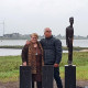 Riet Berendsen-Kramer en Piet Kramer bij het zojuist door hen onthulde monument te Werkendam