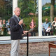 Gert de Bruin houdt een toespraak bij het legen van de struikelsteen voor zijn oom Gerrit, september 2021