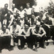 Foto uit mei 1945, gemaakt in de Waffenmeisterschule aan de Geusaerstrasse, middelste rij 2e van rechts is Jaap Koppelaar