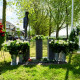 Het monument met alle kransen (Foto: Richard van Hoek).