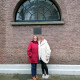 Gerda en Irene, dochters van Jaap de Jong, tijdens hun bezoek aan Sliedrecht (januari 2024)