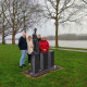 Gerda en Irene met hun nichtje Arja en haar man bij het monument in Sliedrecht (januari 2024)