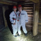 Willy van der Welle en Anja van der Starre in de zoutmijn in voormalig Oost-Duitsland, waar hun beide vaders tewerkgesteld waren (8 mei 2024)
