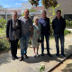 De familie De Rek bij de steen voor hun zwager en (oud)oom Cornelis