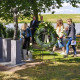 Leggen witte rozen door de leerlingen