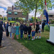 Leerlingen rondom het monument
