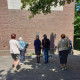 Nabestaanden leggen witte rozen
