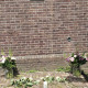 De plaquette met bloemen na de herdenking