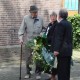 16 mei 2009: burgemeester Wiebosch legt bloemen bij plaquette in Hardinxveld; links Job van der Linden 