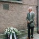 Teun Rietveld bij kranslegging bij plaquette in Sliedrecht, 16 mei 1994