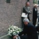 Burg. Kleijwegt legt op 16 mei 1994 een krans bij de plaquette in Sliedrecht, rechts Teun Rietveld en Bas Egas