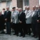 Groep gijzelaars (ook uit Beverwijk) en burgemeester Kleijwegt bij herdenking bij plaquette in Sliedrecht op 16 mei 1994