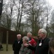 Een gids vertelt ... bij de entree van Kamp Amersfoort, helemaal links Merwedegijzelaar Jan van Lopik