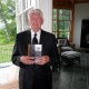 Wouter Koppelaar (91) in zijn woonplaats in Canada met het boekje over de Merwedegijzelaars (juni 2010)