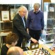 Harry Ruijs drukt op de klok en start hiermee de symbolische schaakpartij (foto:tomsschaakboeken.nl)