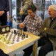Arlo van Holsteijn schaakt met hulp van erelid Jan Veenis (foto: www.tomsschaakboeken.nl)
