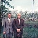 Cees Paans (l) en Arie Eikelenboom bij de begraafplaats te Pulgar, omstreeks 1969