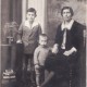 Arie Kors Groeneveld met zijn broertje Jan en zijn moeder, omstreeks 1928