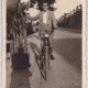 Gerrit de Bruin op de fiets vlakbij zijn ouderlijk huis in de Wilhelminastraat